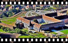 Imaginea clasica a ansamblului, mobilierul elegant si costumele de epoca ale personalului, te duc cu gândul la marile curti nobiliare din europa. Pareri Hotel Medieval Din Alba Iulia Cazare De Lux La Un Hotel De 5 Stele