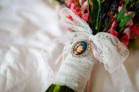 Brautstrauss Mit Memorial Am Tag Der Hochzeit Foto Rockstein Fotografie Hochzeit Hochzeit In Erinnerung Brautstrauss