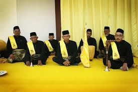 Sebelum islam datang ke bumi nusantara, tidore dikenal dengan nama kie duko, yang berarti pulau yang bergunung api. Asal Usul Orang Kalur Pemain Nobat Kesultanan Melayu Perak