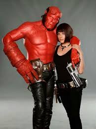 Em 2004 estreou o filme hellboy, adaptado da hq (bd), dirigido por guillermo del toro, com ron perlman (hellboy), john hurt (trevor bruttenholm), selma blair (liz sherman), rupert evans (john t. I Pinimg Com Originals 0a 61 E9 0a61e9314d15a7a