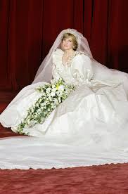 La sposa icona all'epoca fu lady diana, col suo abito che ha fatto epoca, seguita da un'acerba per la stagione sposa 2019 tornano di moda spalline a volants e a sbuffo rivisitate, più contemporanee e sdrammatizzate. Abito Da Sposa Una Storia Da Raccontare