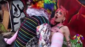 Gibby The Clown Pounds Fucktoyjude outside of shop - XNXX.COM