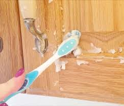 Comment Nettoyer Facilement Les Taches De Graisse Sur Les Meubles De Cuisine Comment Nettoyer Astuce Menage Trucs Et Astuces Maison
