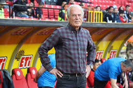 Bu evlilikten selin adında bir kızları dünyaya. Mustafa Denizli Kimdir Maksatbilgi