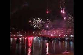 Paris, lille, lyon pour ceux qui sont en province, il faudra se rendre dans des plus petites villes, telle que bandol ou le lavandou, pour observer un feu d'artifice à. Un Gigantesque Feu D Artifice En Pleine Ville A Lyon L Auteur Inconnu Video Le Soir