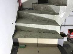 Bevor sie sich für ein bestimmte treppenfliese entscheiden, sollten sie. Halbgewendelte Betontreppe Mit Zweifarbigen Fliesen Belegen