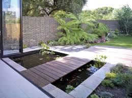 Taman di halaman depan, samping atau belakang rumah sangat cocok untuk tempat berkumpul bersama keluarga tercinta sekaligus tempat menghilangkan beban pikiran yang mungkin ada selama aktifitas keseharian kita seperti pekerjaan kantor misalnya. Sejukkan Halaman Rumah Dengan Kolam Minimalis Begini Cara Membuatnya Kumparan Com