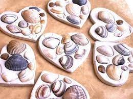 Hartje Met Schelpen In Klei Brooddeeg Gips Shell Crafts Diy Seashell Crafts Easy Crafts For Kids