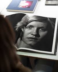 Aprender a mirar. Mirar con atención. Escuchar con los ojos. Despertar la  sensibilidad. Escribir, leer, fotografiar. Ver libros. Hacer ejercicios.  Compartir, dudar, reflexionar, volver hacer. Este curso es un buen combo de