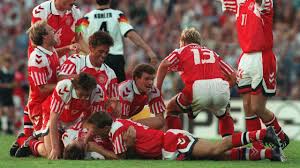 Dermed var der pludselig en ledig plads ved slutrunden, som skulle udfyldes. Vor 25 Jahren Danemarks Big Mac Truppe Holt Sensationell Em Titel Eurosport