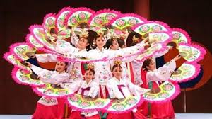 Untuk tarian daerah sendiri memang hampir seluruh wilayah yang ada di indonesia mempunyai tarian khas, dan hal ini dikarenakan negara indonesia mempunyai kurang lebih. Tari Mancanegara Pengertian Jenis Unsur Fungsi Dan Gambar