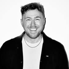 Everybody use PowerPoint. However, these little tips can change completely  the way your presentations look. Creativity is always a plus. I recommend  to follow Luis Urrutia, he has many more…