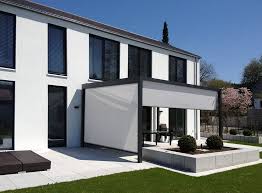Markisen Bieten Klassischen Sonnenschutz Fur Terrasse Balkon Fassadenfenster Oder Wintergarten Und Lassen Sich Pergola Markise Sonnenschutz Terrasse Pergola