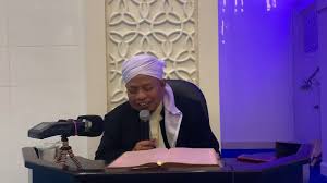 Bawahnya batu, menempatkan ruang dapur dan tamu. Ustaz Hanafiah Abd Razak