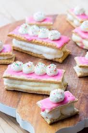 Tompouce is a traditional dutch pastry consisting of a thin puff pastry that is filled with cream and topped with a layer of smooth, pink icing. 140 Kuchen Rezepte Aus Holland Ideen Rezepte Kuchen Rezepte Kuchen