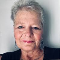 Laura Epley's Instagram, Twitter & Facebook