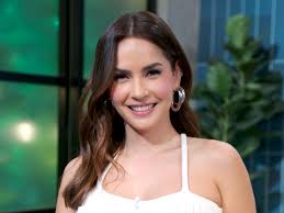 Carmen Villalobos deslumbra en "Top Chef VIP" con un look de escote  peligroso