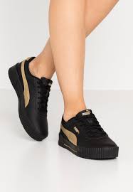 Údaje z roku 2005 ukazují, že příjmy z prodeje tohoto modelu představovaly až 70 % ročního zisku této značk Puma Carina Meta20 Sneaker Low Black Team Gold Schwarz Zalando De