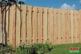 Sichtschutzzaun Ponderosa Massiv Rustikale Sichtblenden Mit Vertikal Gesetzten Feingesagten Unbesaumten Planken Die Sichtschutz Garten Holz Zaun Garten Zaun
