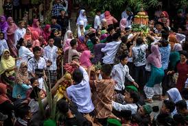 Adat bertimbang kaum bajau 2.0 adat kematian di sabah etnik bajau sinonim dengan agama islam seperti melayu adalah beragama islam, kaum bajau juga beragama islam. Ragam Tradisi Khas Muslim Indonesia Maknai Muharram Republika Online