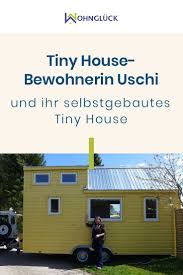 Ein ganzes haus zu bauen erfordert eine unglaubliche menge an frage: Tiny House Bewohnerin Uschi Mit 50 Jahren Ins Selbst Gebaute Minihaus Gluck In 2020 Gartenhaus Zum Wohnen Minihaus Selber Bauen