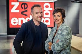 Bart schols neemt vanaf zondag 19 februari tijdelijk de sportrubriek voor zijn rekening in de zevende dag. Stoelendans Bij Radio 1 Xavier Taveirne Weg Bij De Zevend Het Belang Van Limburg Mobile