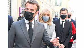 Emmanuel macron giflé par un homme lors de son déplacement dans la drôme. 8tjutqzdoboosm