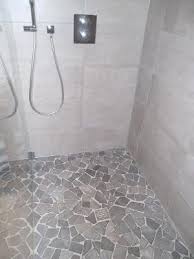 Fertiger Boden Dusche Naturstein Bruchmosaik Mit Gefalle Zum Punktablauf Baujahr 2014 Badezimmer Mosaik Bad Mosaik Mosaik Fliesen Dusche