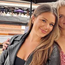 Ella Roach (@ellaroach_) • Instagram photos and videos