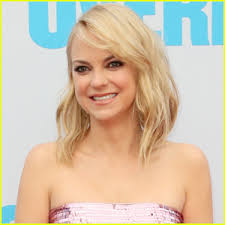 Anne Hathaway Gets Star