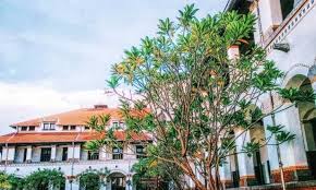 Lawang sewu semarang salah satu destinasi wisata sejarah budaya yang memiliki nilai historis tersendiri syarat akan mitos menjadi daya tarik bagi lawang sewu kota semarang ini merupakan salah satu wisata terpopuler di kota semarang ini. Sejarah Dan Misteri Bangunan Kuno Lawang Sewu Di Kota Semarang