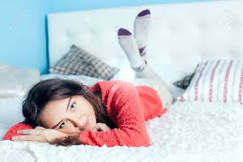 You can also interact with other teenagers from all around the world. Junge Teenager Madchen Im Bett Liegen Entspannen Blick In Die Kamera Lizenzfreie Fotos Bilder Und Stock Fotografie Image 31203855