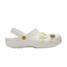 Bad bunny is the latest in a long line of artists and brands to collaborate with crocs, who have navigated the world of fashion collabs to establish themselves as a surprisingly serious player in the. Bad Bunny X Classic Clog Glow In The Dark Crocs 207101 90 Goat