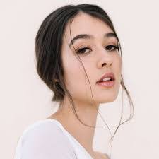 Felicity Barrett's Instagram, Twitter & Facebook