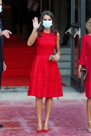 Inicio localizador de tiendas guía de compra. Letizia Ortiz Rescata Uno De Sus Vestidos Rojos Favoritos De Carolina Herrera