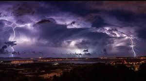 Pendant la saison humide, les pluies et les orages tropicaux sont fréquents et s'accompagnent d'averses intenses et de courte durée. Chasseur D Orages Amoureux Des Eclairs Il En A Fait Son Metier Et Sauve Des Vies