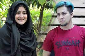 Nah, ada satu pria lagi yang diberitakan dekat dengan umi pipik. Umi Pipik Akhirnya Buka Suara Soal Isu Nikah Siri Dengan Sunu Matta Band Netizen Kecewa