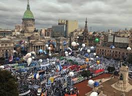阿根廷argentina 国会会议开幕式前 超过40万人在国会广场上举行集会庆祝 布宜诺斯艾利斯buenos aires 阿根廷国会第133届常规会议3月1日正式开幕 阿根廷将在2015年内偿付最后一笔国债 彻底摆脱债务危机 favorite places dolores park street