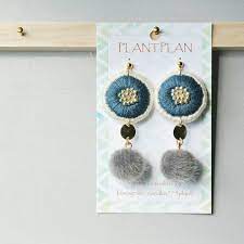 いいね 28件 コメント3件 nanakoさん plantplan775 のinstagramアカウント 刺繍ピアス 紺色 735 ファーボール グレー 繋ぎパーツ 丸 1300円 イヤリ crochet earrings instagram posts crochet