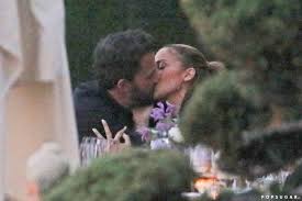 The couple, affectionately known as bennifer, shared a several steamy smooches as they vacationed aboard a. Jennifer Lopez And Ben Affleck Kissing In Malibu Pictures Popsugar Celebrity