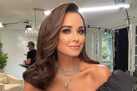 Mom of 4 , wife , animal lover , actress , author , a real housewife of beverly hills , tv producer , united talent agency #americanwomantv. Kyle Richards Gets Neon Yellow Stiletto Nails Style Living