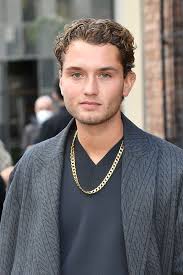 Killed in a car crash or shot to death when he crashes a stolen car into a mall window as the police fire on the car. Jude Law S Son Rafferty 23 Is Spitting Image Of His Dad In Handsome Snap Aktuelle Boulevard Nachrichten Und Fotogalerien Zu Stars Sternchen