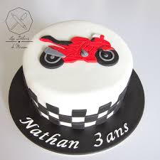Cake Design Gateau Personnalise En Pate A Sucre Sur Le Theme Moto Sugar Paste Motorbike Themed Cake By Les Delices De Gateau Moto Gateau Personnalise Gateau