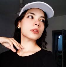 فيلم Insomnia (2002) (أرق ) لكريستوفر نولان. بطولة ال باتشينو والراحل روبين  ويليامز. تدور أحداثه حول اثنين من محققي شرطة يتم إيفادهما إلى ألاسكا حيث لا  تغرب الشمس لفترة طويلة من أجل