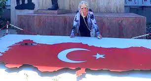 neydi gurur dedi daha ne olsun turkum dedim kimdi atan dedi gururla baktim gozlerine mustafa kemal ataturk dedim neydi bayragin dedi oteller resim ayi