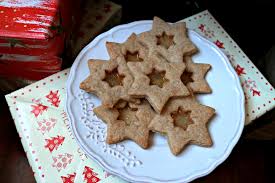 Questi biscotti non hanno una loro storia, ho cercato un po' in giro ma con delusione non ho trovato il sapore di questi biscotti è molto buono e gustarsi il centro zuccherino dall'aspetto simile al vetro. Biscotti Di Vetro Alchimia