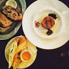 Zum Jahresausklang Hat Es Mich Nach Tel Aviv Verschlagen Essen Ist Ein Grosses Thema Bei Diesem Kurzen Stadtetrip Wir Haben Fur Den Ersten Abend Eine Brasserie
