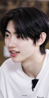 hopeomii adlı kullanıcının ENHYPEN panosundaki Pin