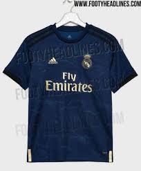 Le nouveau maillot du real madrid fc possède un col polo avec bouton, l'inscription real madrid est brodée dans la nuque, sa coupe est droite. Le Real Madrid Revele Son Nouveau Maillot Domicile L Equipe