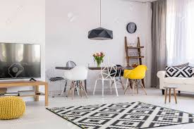 Home, away & cl jersey jetzt bestellen im ⚽fcb fanshop. Sehr Grosses Ess Und Wohnzimmer In Einer Modernen Wohnung Mit Schwarzen Und Weissen Accessoires Und Einem Grossen Teppich Lizenzfreie Fotos Bilder Und Stock Fotografie Image 61589994